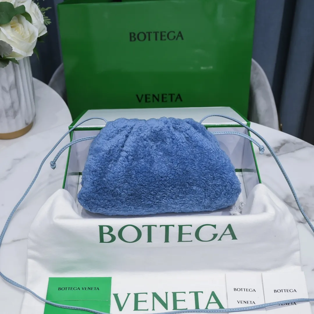 The small haze blue 🐱 BV pouch cloud bag is a fluffy version. It’s here, it’s here, it’s here with the fluff. You’ll know how cute it is when you see the real thing! The soft and fluffy feel is really great. Rua, this year’s furry style, I stand on bv! ! Whether it is a jodie cloud bag or a tote, not all curly teddy fur can be used to make goods. The curl size of the fur directly affects the similarity of the entire bag. Material: full fur and lambskin ➕ lambskin lining is much more expensive than full leather! Again, if you don’t want to develop ZP, of course you have to be willing to spend money ~ 22*13*5cm